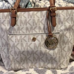 Michael Kors authentic purse in excellent condition used once